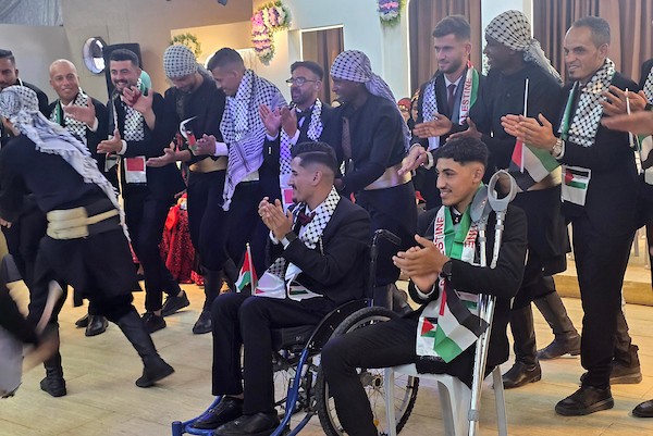 40 عروسًا وعريسًا من ذوي الإعاقة بحفل زفاف جماعي في مواصي خان يونس تصوير: طارق محمد