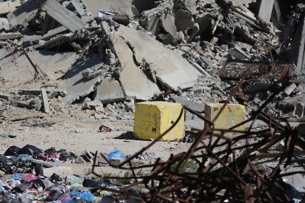 فلسطينيون يحملون أمتعتهم أثناء فرارهم من منطقة الصنافور في حي التفاح شرق مدينة غزة، عقب تقدم الآليات العسكرية الإسرائيلية. تصوير: هادي داود