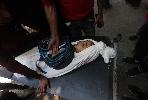الفلسطيني يوسف سلمان يحمل الحقيبة المدرسية لابنه جاد، 8 أعوام، في مستشفى الشفاء بمدينة غزة، بعد استشهاده في غارة إسرائيلية على مخيم جباليا للاجئين، في 8 يونيو/حزيران 2026. تصوير: بلال أسامة