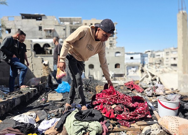 يتفقد فلسطينيون الأضرار في موقع غارة إسرائيلية قتلت العريس مهند فروانة على سطح منزلهم في خان يونس، جنوب قطاع غزة، في 6 يونيو/حزيران 2026، قبل ساعات من موعد زفافه، (صورة: طارق محمد)