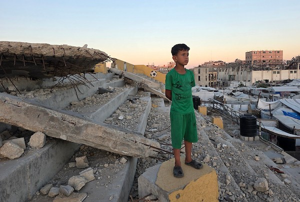 خيام لنازحين فلسطينيين نُصبت على أرض استاد خان يونس البلدي المتضرر من الحرب، جنوبي قطاع غزة، في 22 يونيو/حزيران 2026، بالتزامن مع انشغال العالم ببطولة كأس العالم لكرة القدم.تصوير: طارق محمد