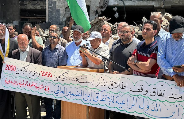 شارك فلسطينيون وأهالي ضحايا في وقفة احتجاجية أمام مستشفى الشفاء في مدينة غزة في 23 يونيو/حزيران 2026، للتنديد بما وصفوه بانتهاكات إسرائيلية لاتفاق وقف إطلاق النار. صورة: ميكائيل بهار