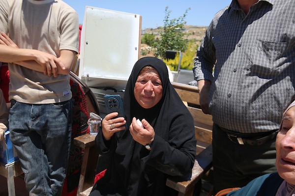 فلسطينيون يتفقدون أنقاض منزل وورشة نجارة هدمتهما جرافات الاحتلال في خربة قلقس جنوب الخليل، في 8 يونيو/حزيران 2026. تصوير: مأمون وزواز.