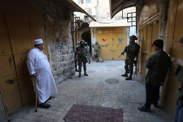 مستوطنون إسرائيليون يقتحمون البلدة القديمة في الخليل تحت حماية جيش الاحتلال، بينما أُغلقت الطرق ومُنع الفلسطينيون من المرور،27 يونيو/حزيران 2026. تصوير: مأمون وزواز.