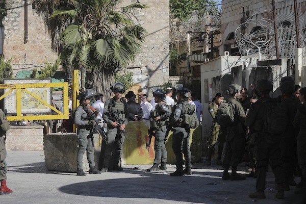جنود إسرائيليون يغلقون مداخل البلدة القديمة في الخليل، ويقيّدون حركة الفلسطينيين لتأمين دخول مستوطنين إلى المنطقة، 13 يونيو/حزيران 2026.تصوير: مأمون وزواز