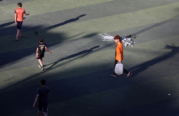 شباب فلسطينيون من مبتوري الأطراف يلعبون كرة القدم على ملعب متضرر في مدينة غزة، ضمن أنشطة لإعادة التأهيل والدعم النفسي، في 8 يونيو/حزيران 2026. تصوير: بلال أسامة.