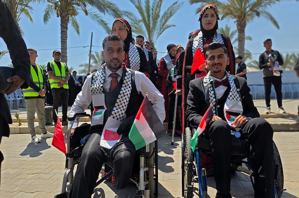 40 عروسًا وعريسًا من ذوي الإعاقة بحفل زفاف جماعي في مواصي خان يونس تصوير: طارق محمد