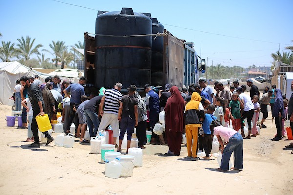 نساء وأطفال فلسطينيون يصطفون للحصول على مياه الشرب في منطقة الزويدة بوسط قطاع غزة، في 18 يونيو/حزيران 2026. تصوير: حسن الجيدي