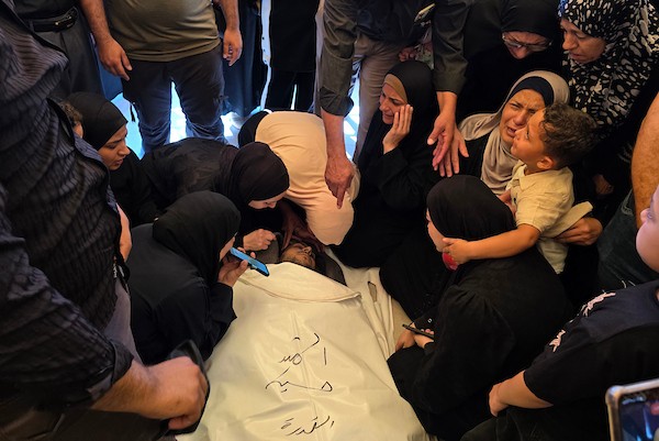 ودّع المشيّعون جثماني حسين القدرة ومحمد عبد الجواد الفرا خلال جنازتهما في خان يونس، جنوب قطاع غزة، في 18 يونيو/حزيران 2026. (صورة: طارق محمد)