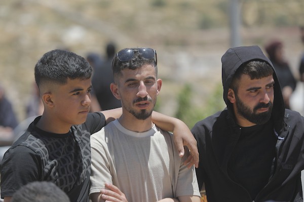 فلسطينيون يتفقدون أنقاض منزل وورشة نجارة هدمتهما جرافات الاحتلال في خربة قلقس جنوب الخليل، في 8 يونيو/حزيران 2026. تصوير: مأمون وزواز.