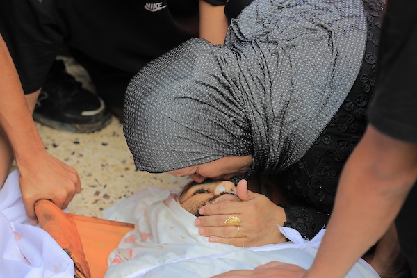 تجمّع المشيّعون لتوديع جثامين عدد من الفلسطينيين، بينهم طفل ووالده، في مستشفى الشفاء بمدينة غزة، في 7 يونيو/حزيران 2026. وقد سقط الضحايا في غارات إسرائيلية استهدفت مناطق متفرقة من مدينة غزة مساء اليوم السابق. (صورة: بلال أسامة)