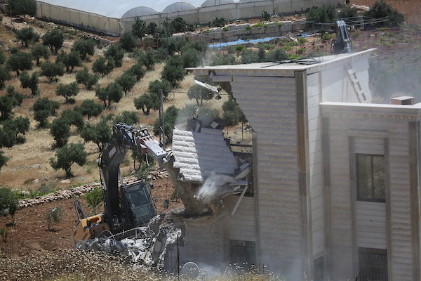 فلسطينيون يتفقدون أنقاض منزل وورشة نجارة هدمتهما جرافات الاحتلال في خربة قلقس جنوب الخليل، في 8 يونيو/حزيران 2026. تصوير: مأمون وزواز.