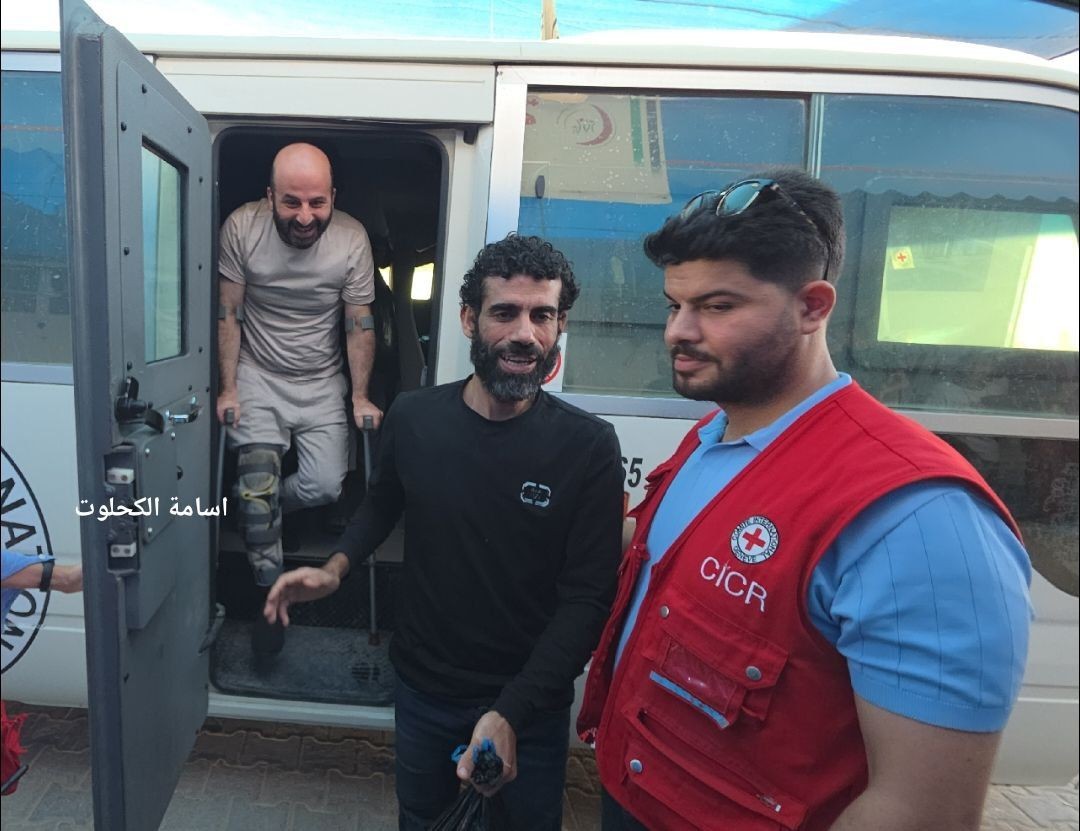 الأسرى المفرج عنهم من سجون الاحتلال والذين وصلوا إلى مستشفى شهداء الأقصى ......زز.jpg