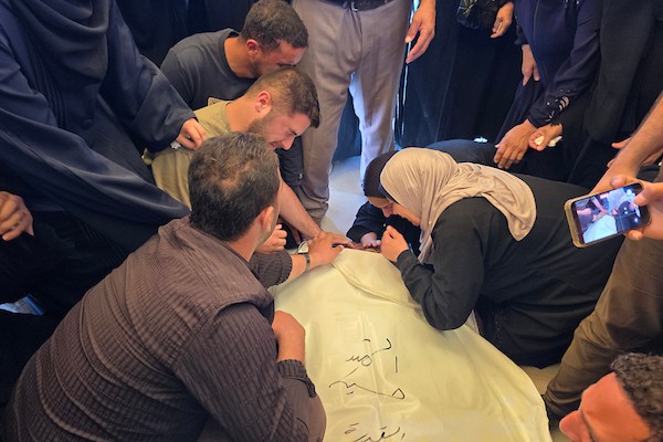ودّع المشيّعون جثماني حسين القدرة ومحمد عبد الجواد الفرا خلال جنازتهما في خان يونس، جنوب قطاع غزة، في 18 يونيو/حزيران 2026. (صورة: طارق محمد)