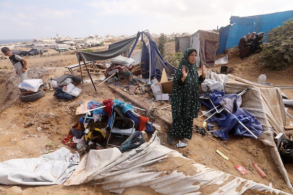 يتفقد فلسطينيون نازحون خيامهم المتضررة بشدة قرب مخيم للنازحين في حي الشيخ عجلين، غرب مدينة غزة، في 24 يونيو/حزيران 2026. صورة: بلال أسامة