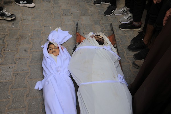تجمّع المشيّعون لتوديع جثامين عدد من الفلسطينيين، بينهم طفل ووالده، في مستشفى الشفاء بمدينة غزة، في 7 يونيو/حزيران 2026. وقد سقط الضحايا في غارات إسرائيلية استهدفت مناطق متفرقة من مدينة غزة مساء اليوم السابق. (صورة: بلال أسامة)