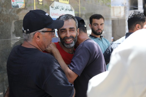 الفلسطيني يوسف سلمان يحمل الحقيبة المدرسية لابنه جاد، 8 أعوام، في مستشفى الشفاء بمدينة غزة، بعد استشهاده في غارة إسرائيلية على مخيم جباليا للاجئين، في 8 يونيو/حزيران 2026. تصوير: بلال أسامة