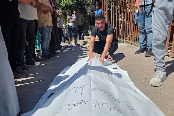 ودّع المشيّعون جثامين خمسة فلسطينيين، بينهم طفل، في مجمع ناصر الطبي بخان يونس، جنوب قطاع غزة، في 7 يونيو/حزيران 2026. (صورة: طارق محمد)