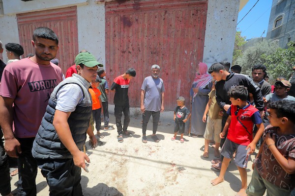 يتجمع فلسطينيون حول جثماني الشهيدين أحمد ومحمود وليد أبو هين، اللذين ارتقيا في غارة إسرائيلية استهدفت مخيم النصيرات. تصوير: حسن الجديدي