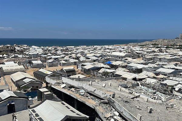 خيام تؤوي نازحين فلسطينيين وسط أنقاض المباني المدمرة والاكتظاظ في منطقة المقوسي شمال غرب مدينة غزة. تصوير: هادي داود