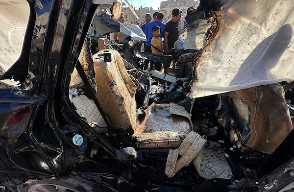 تجمّع فلسطينيون في موقع غارة إسرائيلية استهدفت مركبة قرب شارع اللبابيدي غرب مدينة غزة، في 7 يونيو/حزيران 2026. وبحسب مصادر محلية، أسفرت الغارة عن استشهاد أربعة فلسطينيين وإصابة آخرين. (صورة: ميكائيل بهار)