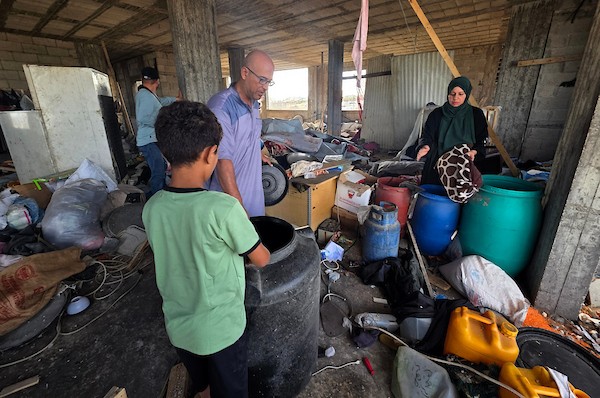 فلسطينيون يتفقدون الدمار الذي سببته غارة جوية إسرائيلية استهدفت خيام وملاجئ للنازحين في منطقة مواصي خان يونس، جنوب قطاع غزة، في 7 يونيو، 2026. تناثر الحطام والممتلكات الشخصية في جميع أنحاء المنطقة الرملية بينما كان السكان يبحثون بين حطام ملاجئهم المتضررة. (صورة:طارق محمد)