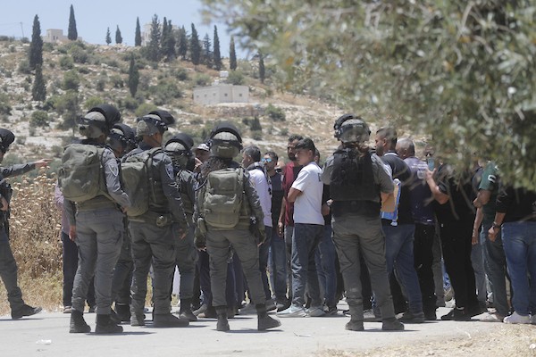 فلسطينيون يتجمعون في قرية إدنا غرب الخليل احتجاجاً على حرق أجزاء من أراضيهم، قبل أن تفرّقهم القوات الإسرائيلية بالغاز والقنابل الصوتية والرصاص الحي. تصوير: مأمون وزواز