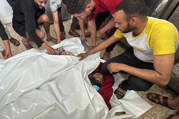 أقارب ومشيعون يودّعون جثماني صقر خليل أبو كريم ومؤمن خليل أبو كريم (العايدي) في مستشفى شهداء الأقصى بدير البلح، وسط قطاع غزة، بعد استشهادهما في غارة إسرائيلية استهدفت محيط دوار مكي في مخيم المغازي، 3 حزيران/يونيو 2026. تصوير: أحمد إبراهيم