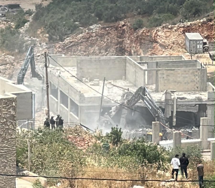 الاحتلال يهدم منازل ومبانٍ ومنشآت تجارية في برطعة الشرقية.jpg