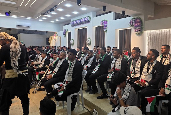 40 عروسًا وعريسًا من ذوي الإعاقة بحفل زفاف جماعي في مواصي خان يونس تصوير: طارق محمد