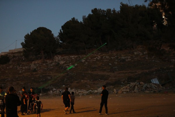 فلسطينيون يركضون للاحتماء بعد إطلاق قوات الاحتلال الإسرائيلي قنابل الغاز المسيل للدموع باتجاه زوار منطقة برك سليمان التاريخية، جنوب بيت لحم 12 يونيو/حزيران 2026. تصوير: مأمون وزوز