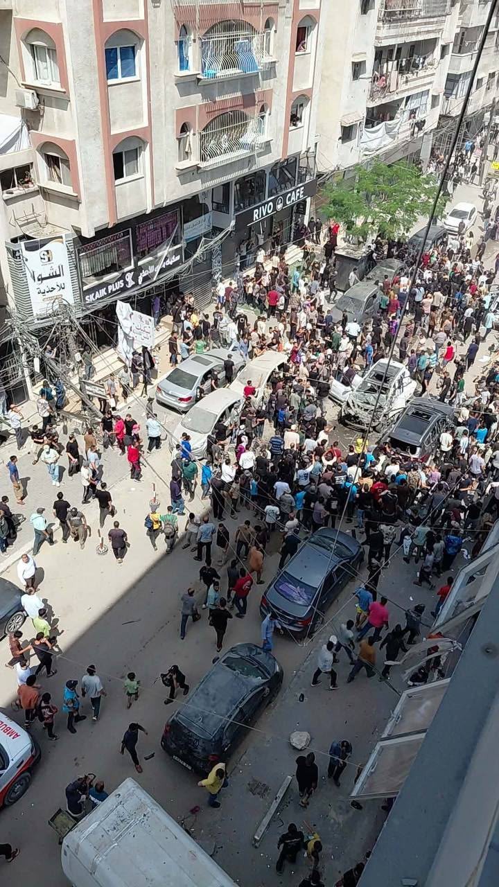 شهداء ومصابون في قصف إسرائيلي استهدف سيارة قرب مول الرحاب بحي الرمال غربي مدينة غزة..jpg