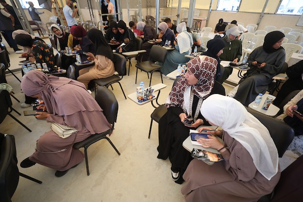 طلبة فلسطينيون يؤدون امتحان “التوجيهي” في قاعة امتحانية بقطاع غزة، رغم الأزمة الإنسانية وانقطاع الكهرباء وصعوبة الوصول إلى بيئة تعليمية مستقرة. صورة: حسن الجدي.