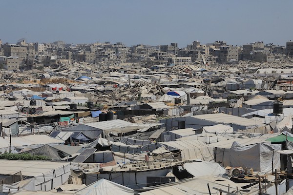 نازحون فلسطينيون يعيشون في خيام وسط الدمار في منطقة الزرقاء شرق غزة، 17 حزيران/يونيو 2026. تصوير: بلال أسامة.