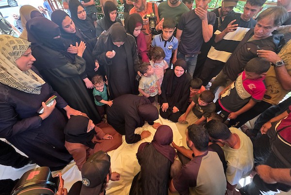 مشيعون يودعون جثماني فلسطينيين في مجمع ناصر الطبي بخان يونس، بعد مقتلهما في غارة إسرائيلية استهدفت مجموعة من المواطنين، في 8 يونيو/حزيران 2026. تصوير: طارق محمد.