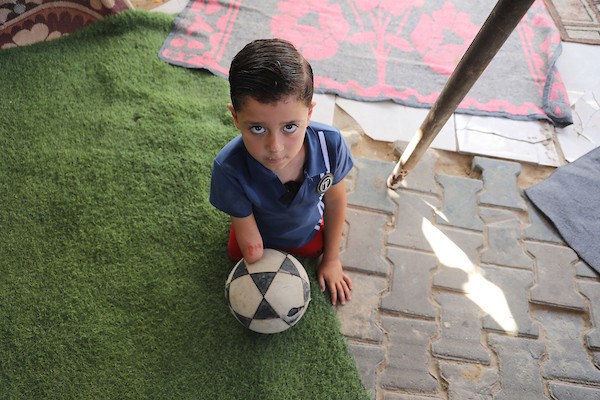 الطفل محمد شعبان (9 سنوات) رغم بتر ساقيه وذراعه يلعب كرة القدم داخل خيمة النزوح في جباليا شمال غزة، 22 يونيو/حزيران 2026.تصوير: بلال أسامة