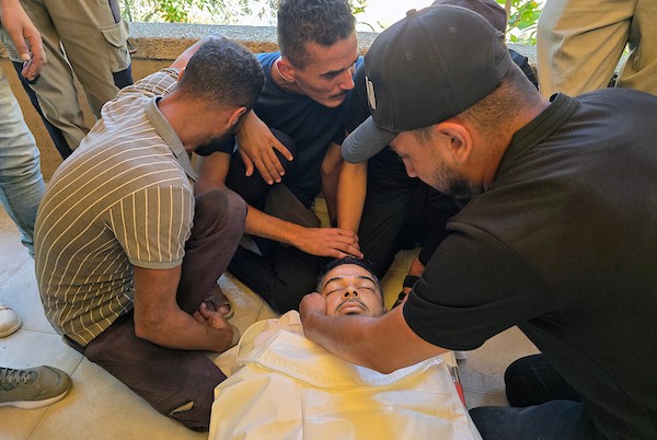 ودّع المشيّعون جثمان الشاب سليم الأشقر، لاعب نادي خدمات خان يونس الرياضي، خلال جنازته، جنوب قطاع غزة، في 29 يونيو/حزيران 2026. صورة: طارق محمد