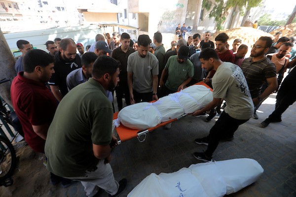مشيّعون يودّعون جثامين تسعة فلسطينيين في مستشفى الشفاء بمدينة غزة، بعد استشهادهم في غارات جوية إسرائيلية استهدفت أربع شقق سكنية في مناطق متفرقة من المدينة، 4 حزيران/يونيو 2026. تصوير: بلال أسامة.