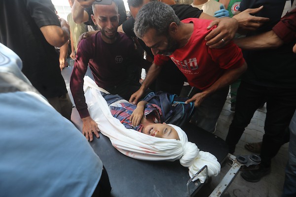 الفلسطيني يوسف سلمان يحمل الحقيبة المدرسية لابنه جاد، 8 أعوام، في مستشفى الشفاء بمدينة غزة، بعد استشهاده في غارة إسرائيلية على مخيم جباليا للاجئين، في 8 يونيو/حزيران 2026. تصوير: بلال أسامة
