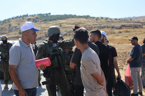 فلسطينيون يؤدون صلاة الجمعة في أراضٍ مهددة بالاستيلاء في قرية إذنا غرب الخليل بالضفة الغربية، الجمعة 12 يونيو/حزيران 2026.تصوير: مأمون وزواز
