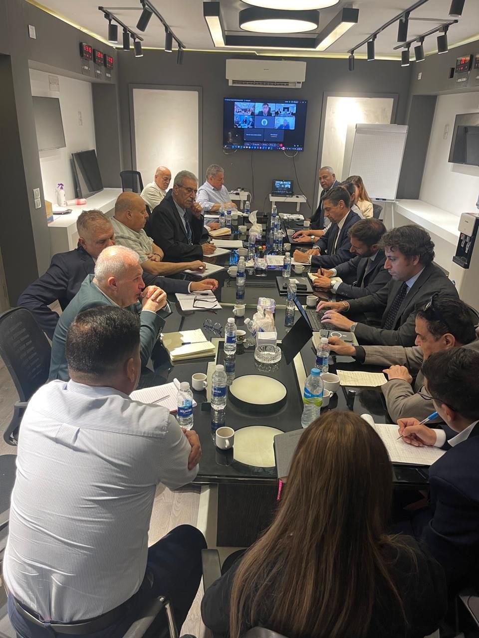 عقدت اللجنة الوطنية لإدارة غزة (NCAG)، برئاسة الدكتور علي عبد الحميد شعث، اجتماعاً تنسيقياً مع ممثلي الاتحاد الأوروبي والأمم المتحدة والبنك الدولي.jpg