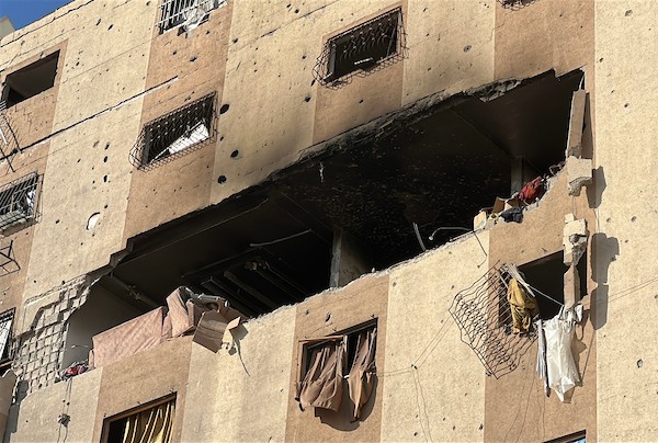 فلسطينيون يتفقدون منزلاً متضرراً عقب غارة جوية إسرائيلية استهدفت شقة لعائلة لبد شمال غرب مدينة غزة، وأسفرت عن استشهاد خمسة من أفراد العائلة وإصابة آخرين، 4 حزيران/يونيو 2026. تصوير: هادي داود.