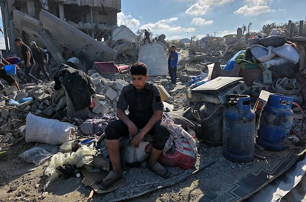 فلسطينيون يتفقدون الدمار الذي سببته غارة جوية إسرائيلية استهدفت خيام وملاجئ للنازحين في منطقة مواصي خان يونس، جنوب قطاع غزة، في 7 يونيو، 2026. تناثر الحطام والممتلكات الشخصية في جميع أنحاء المنطقة الرملية بينما كان السكان يبحثون بين حطام ملاجئهم المتضررة. (صورة:طارق محمد)