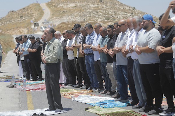 تجمّع فلسطينيون خلال احتجاجٍ على مصادرة الأراضي لتوسيع المستوطنات قرب جبل طروسة في بلدة دورا، جنوب الخليل، في 19 يونيو/حزيران 2026.صورة: مأمون وزواز