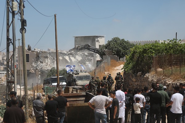 جرافات إسرائيلية تهدم منزلاً لعائلة فلسطينية في منطقة خربة قلقاس جنوب الخليل بالضفة الغربية. 23 يونيو/حزيران 2026.تصوير: مأمون وزواز