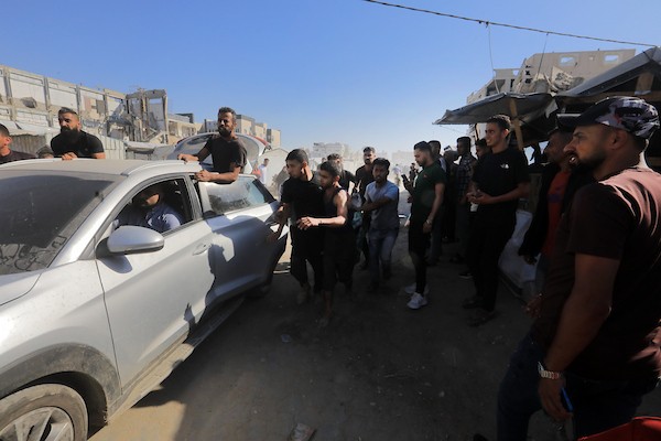 فلسطينيون يشيعون ضحايا غارة إسرائيلية استهدفت خيامًا لعائلات نازحة غرب مدينة غزة في 6 يونيو/حزيران 2026. ، بينما يحاول آخرون إنقاذ الجرحى وانتشال الجثث من موقع الاستهداف. صورة: بلال أسامة.