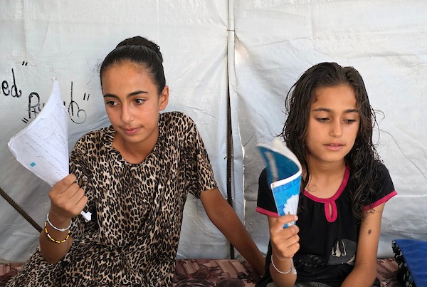 الفلسطينية سماهر الهسي تعيش مع بناتها الخمس في ظروف قاسية داخل خيمة بمنطقة المواصي غرب خان يونس، جنوب قطاع غزة، 29 يونيو/حزيران 2026.صورة: طارق محمد