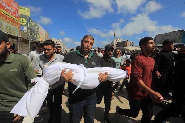 تجمّع المشيّعون لتوديع جثامين عدد من الفلسطينيين، بينهم طفل ووالده، في مستشفى الشفاء بمدينة غزة، في 7 يونيو/حزيران 2026.(صورة: بلال أسامة)