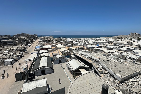 خيام تؤوي نازحين فلسطينيين وسط أنقاض المباني المدمرة والاكتظاظ في منطقة المقوسي شمال غرب مدينة غزة. تصوير: هادي داود