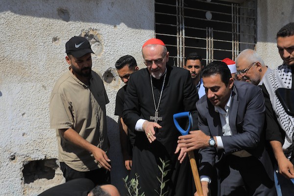 الكاردينال بييرباتيستا بيتسابالا، بطريرك القدس اللاتيني، يغرس شجرة زيتون بعد حضوره حوارًا بين الأديان في جامعة الأزهر بمدينة غزة، في 22 يونيو/حزيران 2026. (صورة: بلال أسامة)